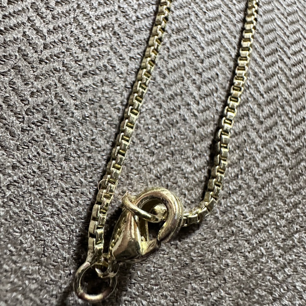Elegant Crystal Pendant Necklace - Picture 4 of 5